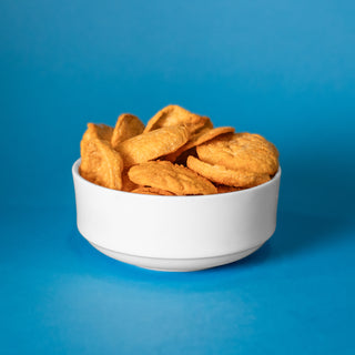 Proti Chips High Protein Chips Barbecue flavor - chips in white bowl on a blue background